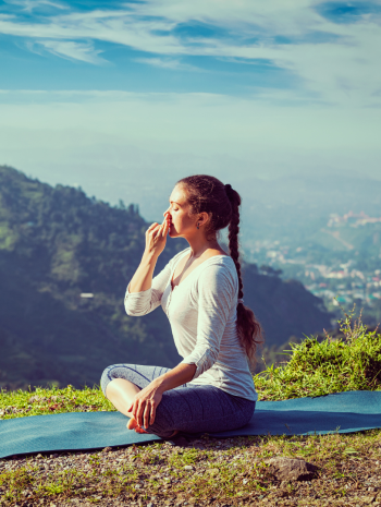 Cum să încetinim îmbătrânirea prin yoga